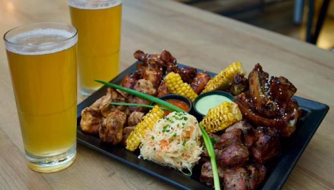 Grill-liha assortii kahele koos jookidega restoranis Pelm