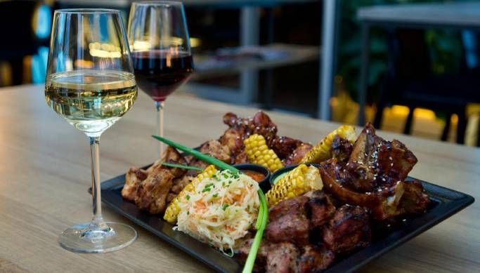 Grill-liha assortii kahele koos jookidega restoranis Repa