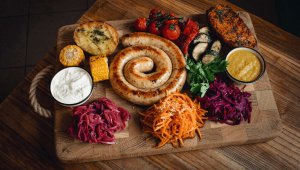 Ассорти из Grillvorstide в Pipraveski на двоих с домашними лимонадами