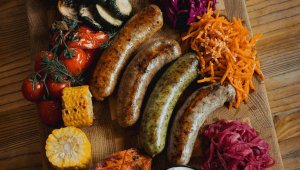Pipraveski Grillvorstide assortii kahele koos käsitöö limonaadidega