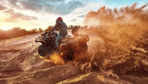 Perhe ja ATV:ssä luonnossa