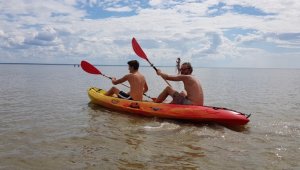 2-kohalise kajaki rent Pärnu rannas Surf Centerilt