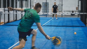 Padeliharjoitus ammattilaisen valmentajan kanssa Padelikeskuksessa
