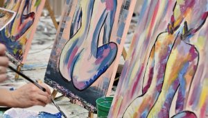 Entertaining guided painting at Vein & Pintsel studio