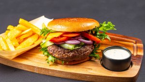 Mahlane 250 g veiselihaburger koos 0,5 l õllega Beer Gardenis