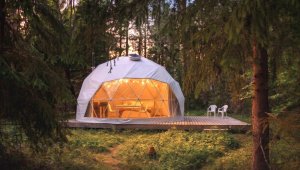 Жизнь как в пузыре – проживание в уникальном купольном шатре Bubble House с сауной