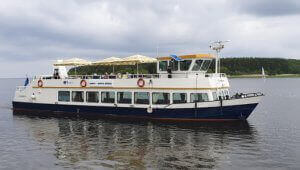 Подорож на човні з родиною на річковому човні Caroline в Нарві