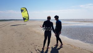 Mēģini kitesurfingu! Kitesurfinga sākuma apmācība no Surf Center