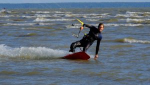 Iemācies lidot ar pūķi! 2-stundu pūķu sērfošanas sākumkursos Surf Center