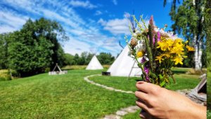 Романтичні миті в Індіанському селі – ''Закохані червоні шкури''