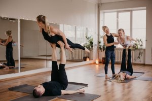 Akrojooga darbnīca iesācējiem no Aurora Yoga Studio