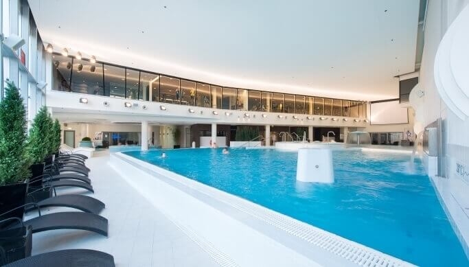 Majutus kahele koos hommikusöögi ja spaakülastusega hotellis Meriton Conference & Spa Hotel kuni -33%