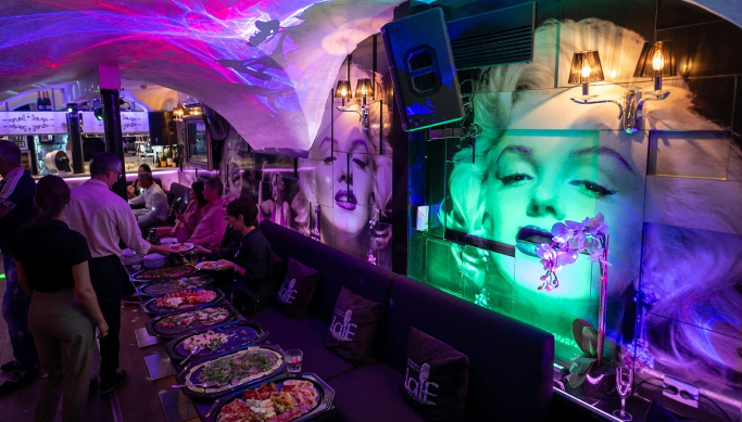 Õhtusöök kahele koos pokaali veiniga restoranis Monroe